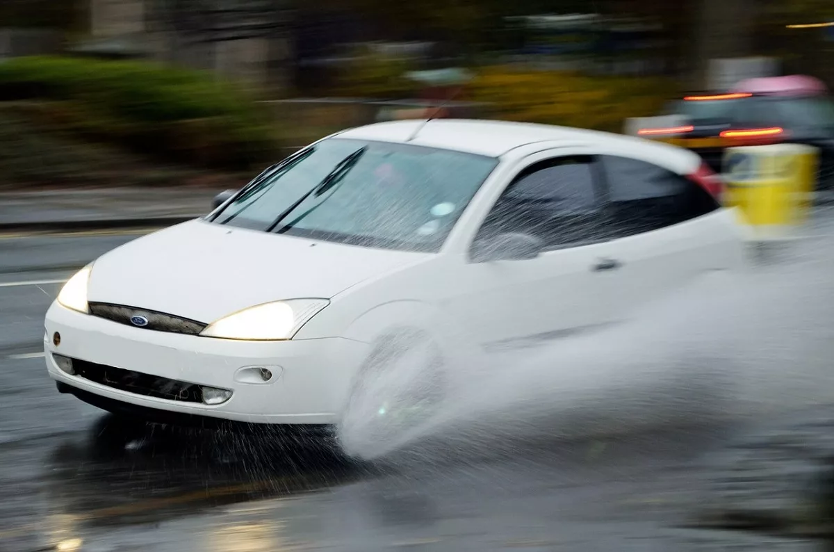 kierowcy aquaplaning jesien na drogach
