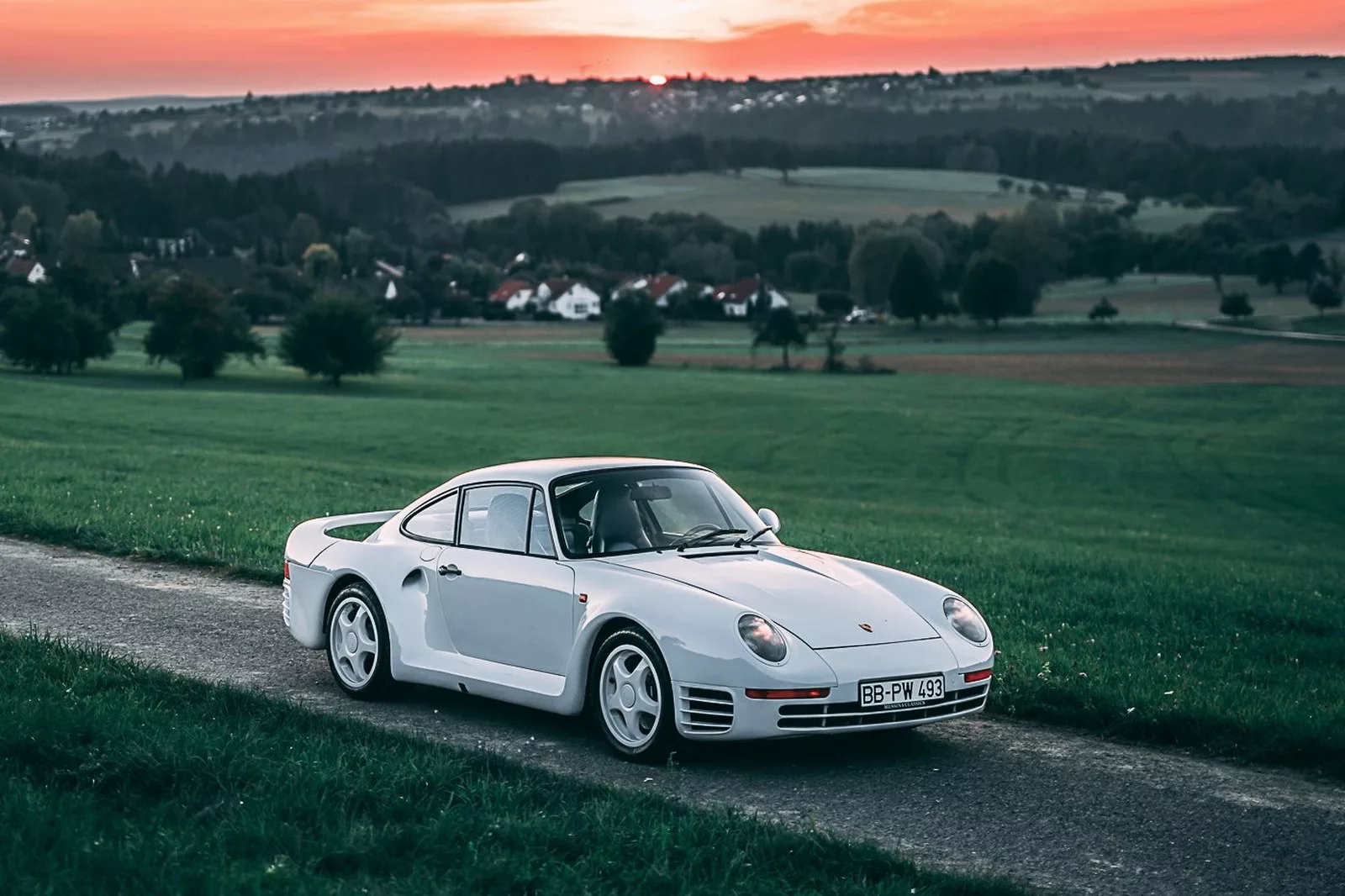 porsche-959-zaparkowane-na-ulicy