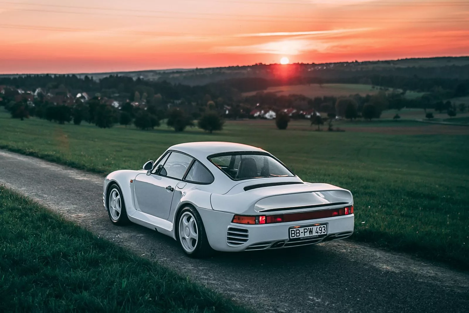 porsche-959-zaparkowane-na-ulicy