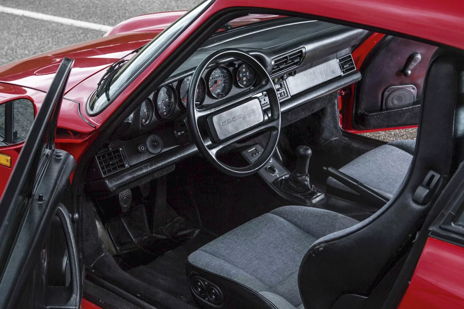 porsche-959-zaparkowane-na-ulicy
