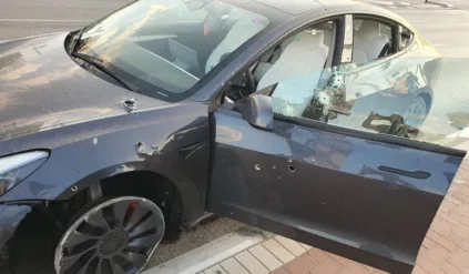 samochód Tesli Model 3 Performance po ataku Izrael