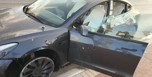 samochód Tesli Model 3 Performance po ataku Izrael
