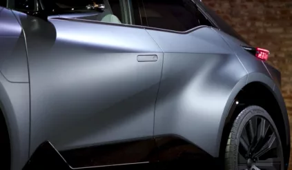 toyota z nowym samochodem