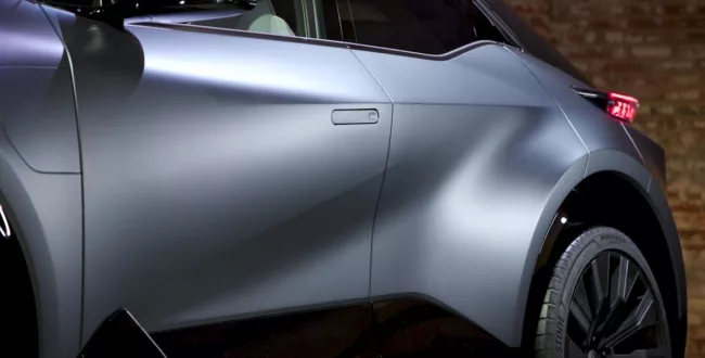 toyota z nowym samochodem