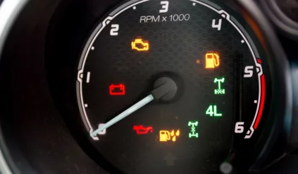 Co oznacza kontrolka z piorunem w samochodzie?