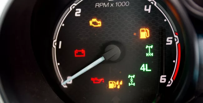 Co oznacza kontrolka z piorunem w samochodzie?