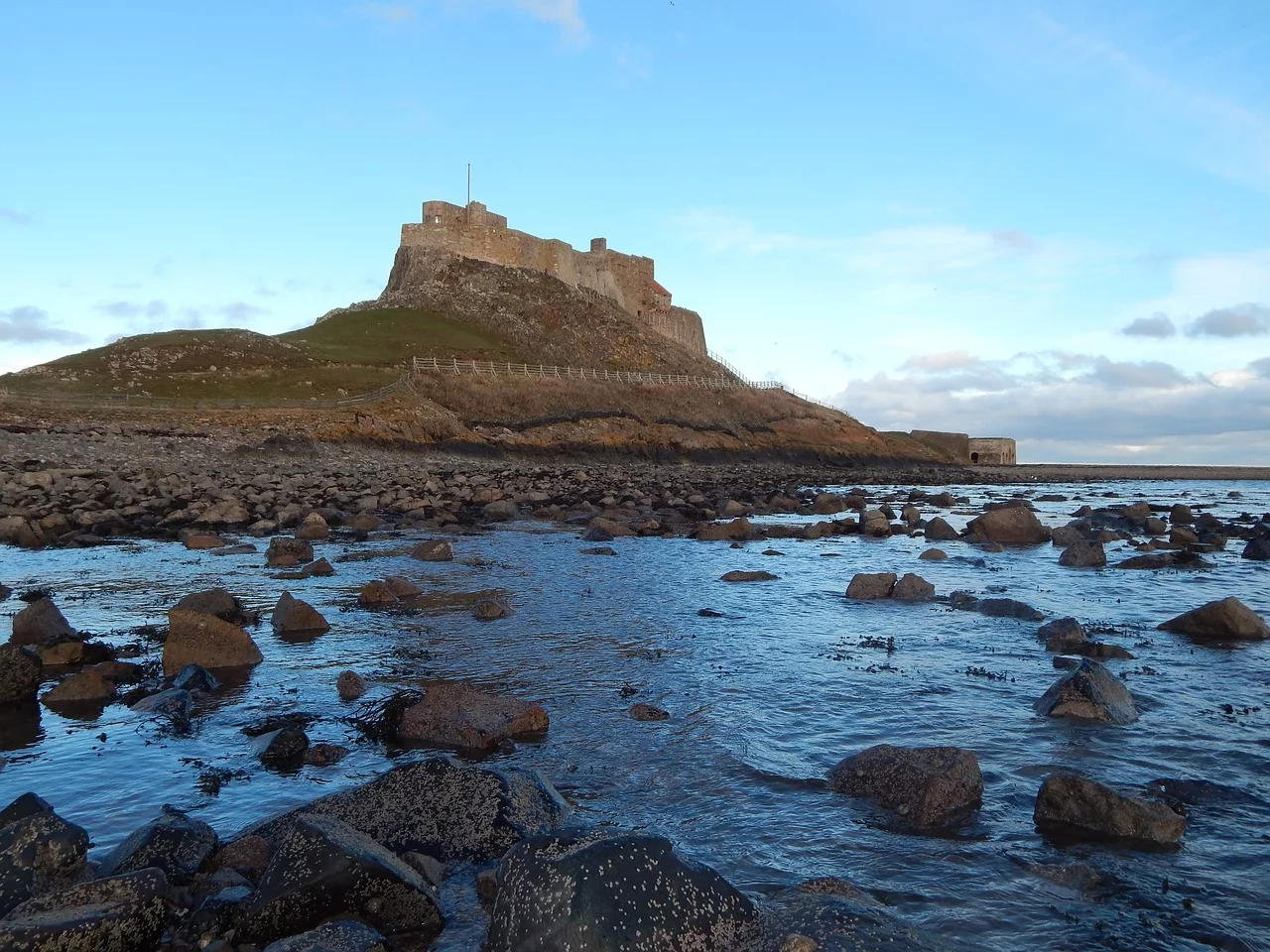 Lindisfarne Mont Saint Michel droga pływy morskie
