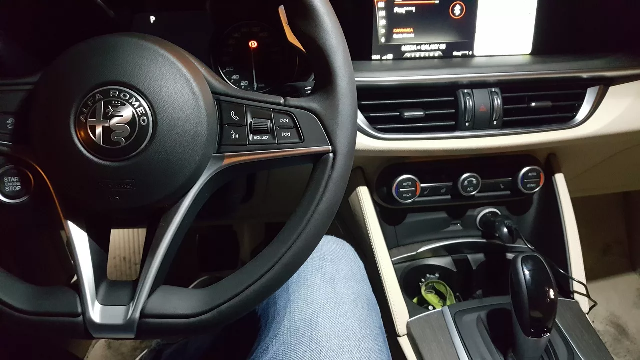 kontrolka z wykrzyknikiem żółta czerwona pomarańczowa hamulce układ hamulcowy koła opony