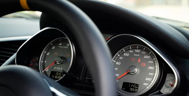 Kontrolka z kluczem francuskim – co oznacza? Jak się zachować, kiedy zobaczymy ją w samochodzie?