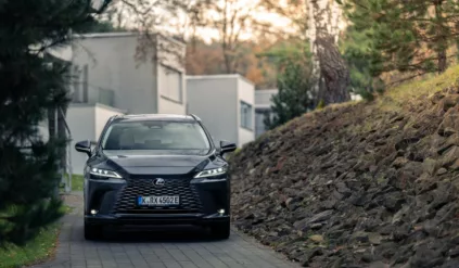 Lexus z ofertą sprzedażową modeli z 2023 roku. Marka oferuje wysokie rabaty i szybki termin odbioru auta