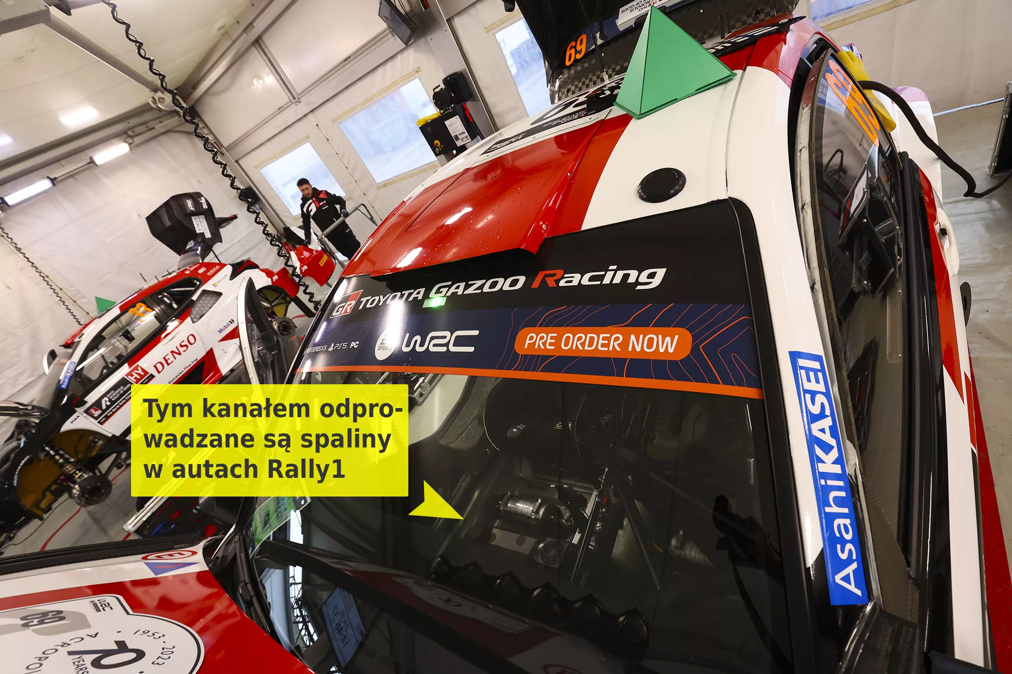 Auta Rally1 i wydech wewnątrz kabiny