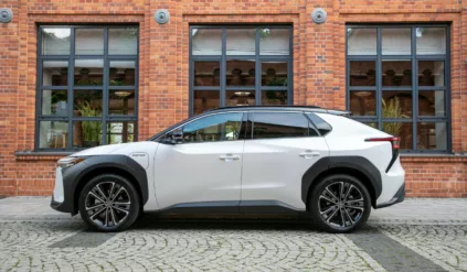 Elektryczna Toyota bZ4X jest obecnie na dużej promocji. Kierowcy przy jej zakupie zaoszczędzą nawet 42 000 złotych