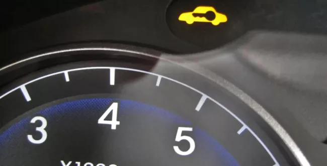 Co oznacza kontrolka samochód z kluczykiem?