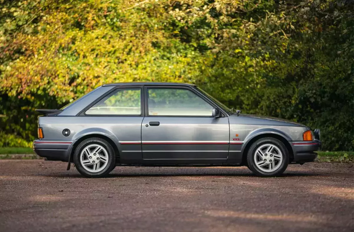 Ten Ford Escort XR3i z 1988 r. przejechał niecałe 5 tys. kilometrów. Jest jak nowy i właśnie jest na sprzedaż