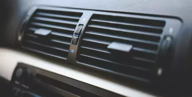 Jak napełnić klimatyzację samochodową? To wbrew pozorom wcale nie jest trudne