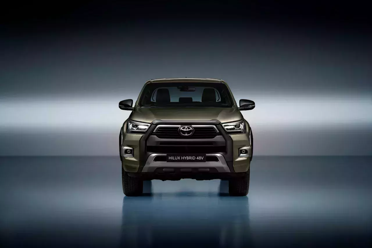 2023-toyota-hilux-hybrid-48v-main-02