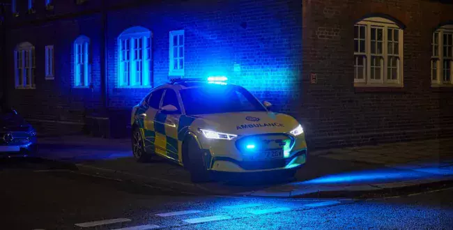 Ford Mustang wspomaga ratowników medycznych. Elektryczny Mach-E gwarantuje błyskawiczną podróż do potrzebujących