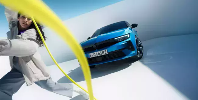 Astra Electric w miesięcznej racie leasingowej już od 945 złotych. Auto zabierze kierowców w bezemisyjną i dynamiczną podróż