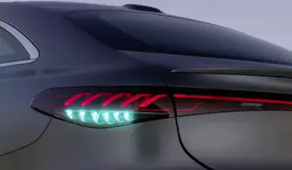 Mercedes rozpoczyna erę turkusowych świateł w samochodach. Co to oznacza dla kierowców?