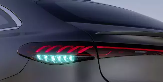 Mercedes rozpoczyna erę turkusowych świateł w samochodach. Co to oznacza dla kierowców?