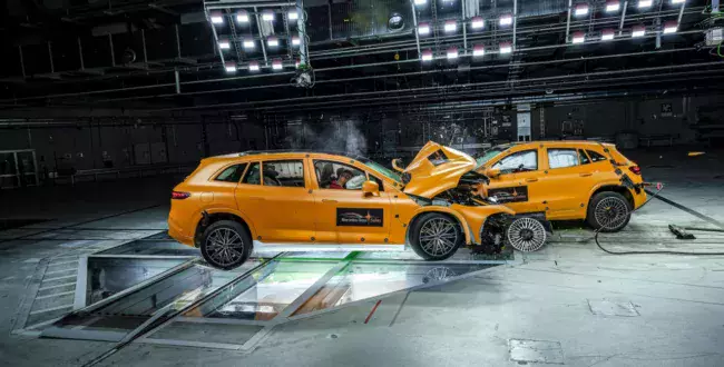 Mercedes zderzył ze sobą elektryki – wiemy, co wykazał eksperyment