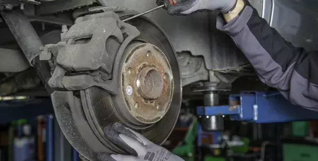Tarcze hamulcowe – jak sprawdzić ich stan? Dlaczego ich wymiana w porę jest taka istotna?