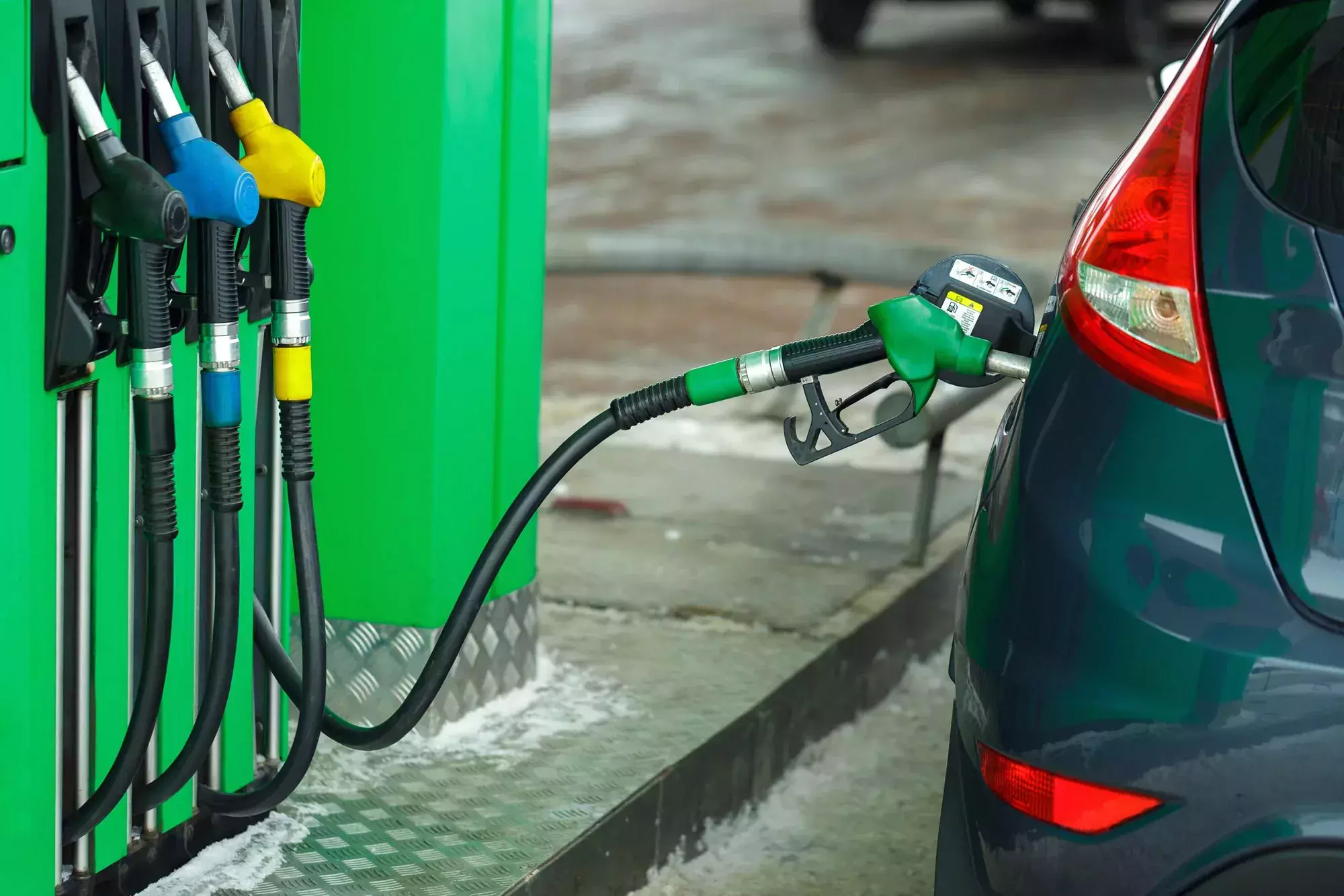 Ceny paliw na święta / jazda samochodami spalinowymi będzie droższa przez rosnące ceny paliw