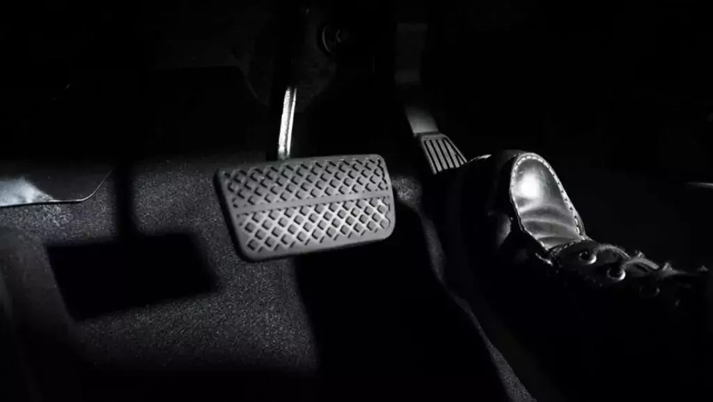 hamowanie samochód pedał hamulca