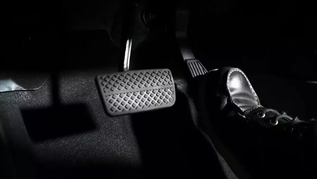 hamowanie samochód pedał hamulca