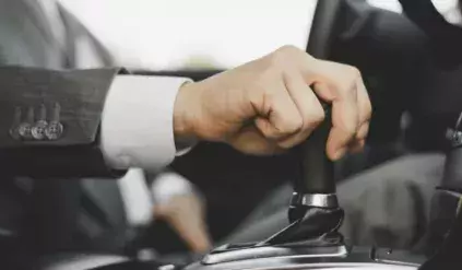 kierowca zmiana biegów w manualnej skrzyni