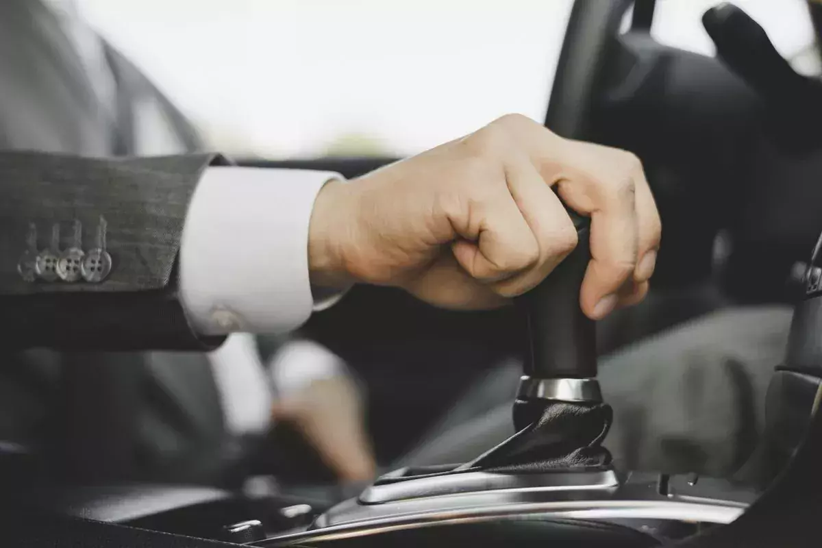 kierowca zmiana biegów w manualnej skrzyni