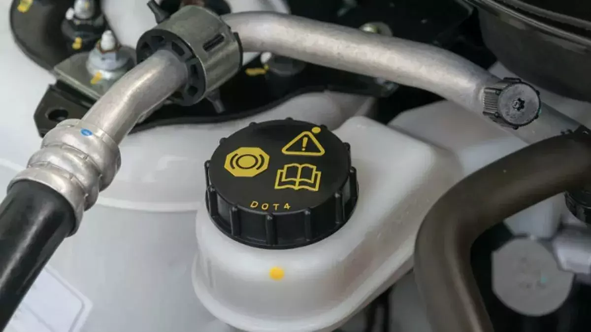 plyn hamulcowy gdzie wlac adobe istock