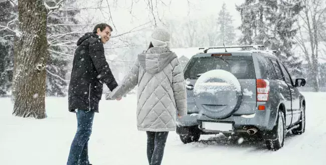 samochód zimą na biegu parkowanie