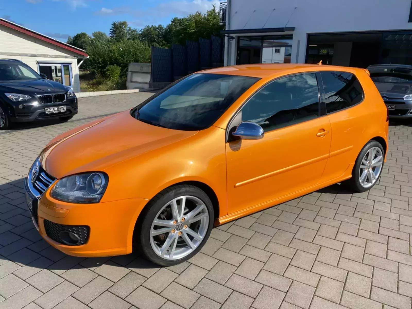 volkswagen-golf-orange-speed