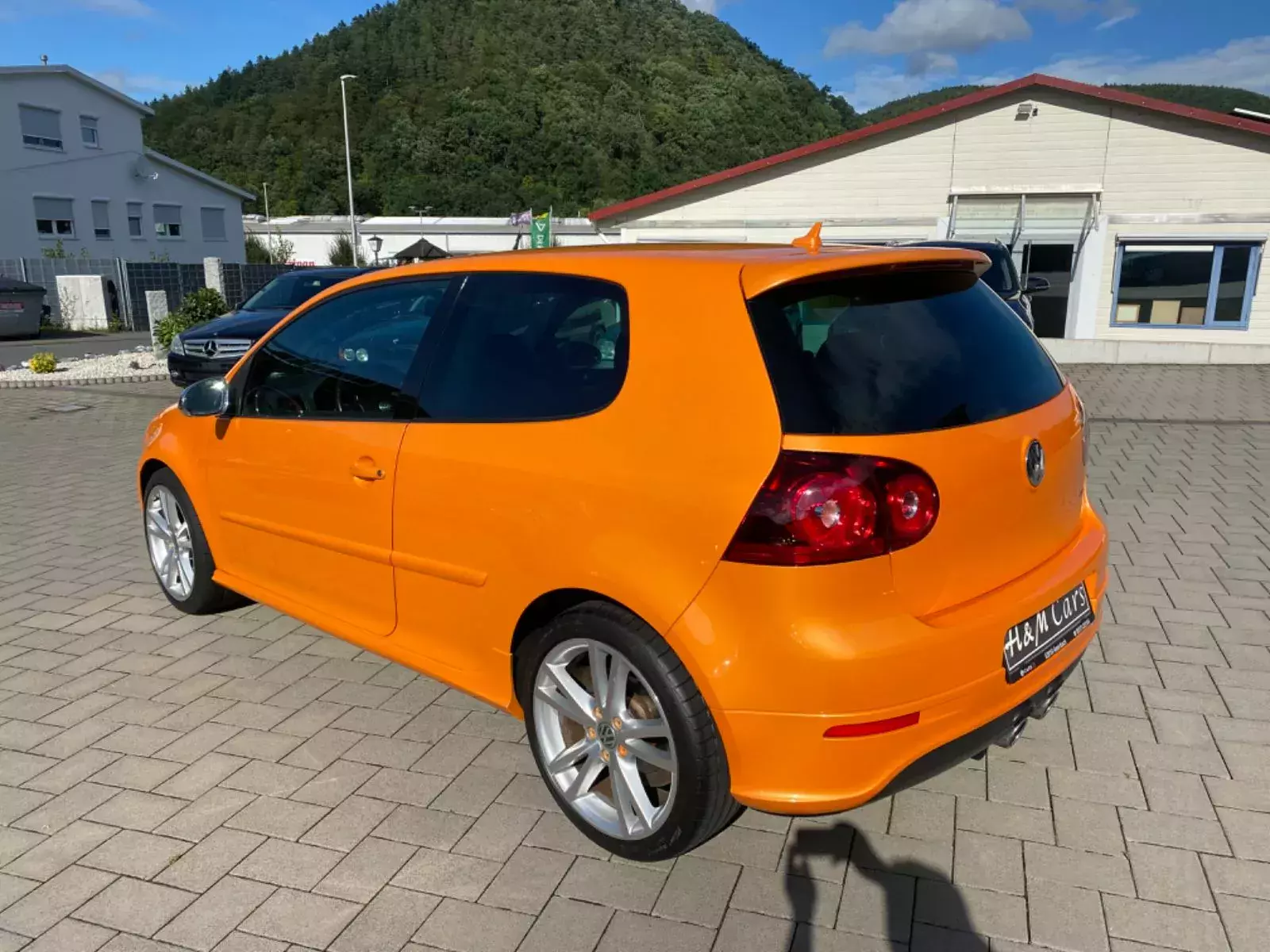 volkswagen-golf-orange-speed