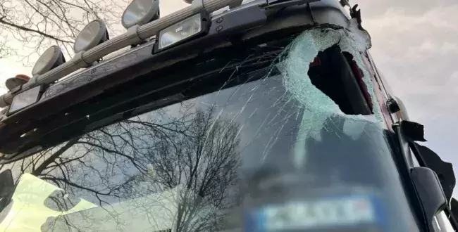 Tafla lodu spadła z naczepy i raniła kierowcę. Policja bada okoliczności wypadków i apeluje do kierowców