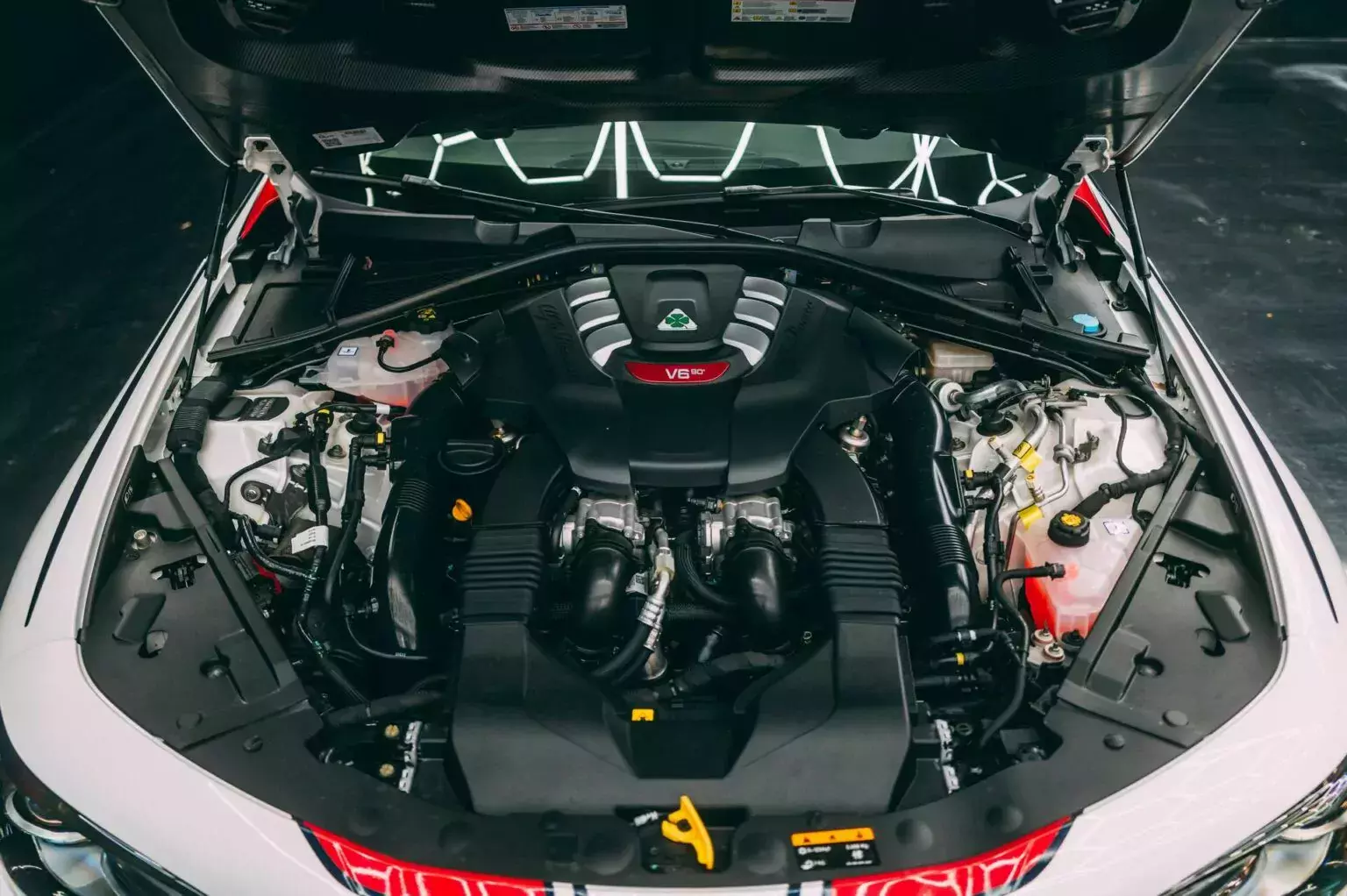 Alfa-Romeo-Giulia-Quadrifoglio-8-1536x1025-silnik-spalinowy