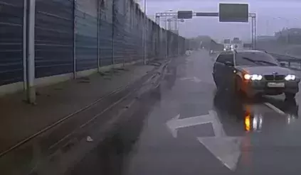 BMW E46 i mokra nawierzchnia – efekt zaskakujący [wideo]