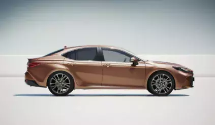Nowa Toyota Camry w pełnej okazałości. Zaawansowane systemy bezpieczeństwa i technologia hybrydowa