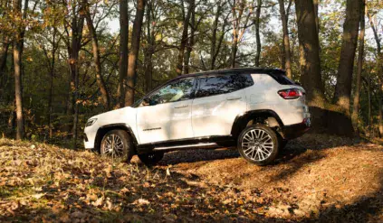 Jeep Compass MY24 trafił do sprzedaży. Jest pełen funkcji bezpieczeństwa i oferuje znacznie lepsze osiągi niż poprzednik