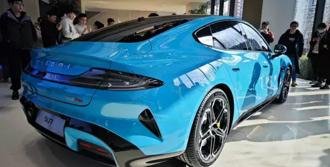 Xiaomi SU7 blue w galerii handlowej fot, carnewschina