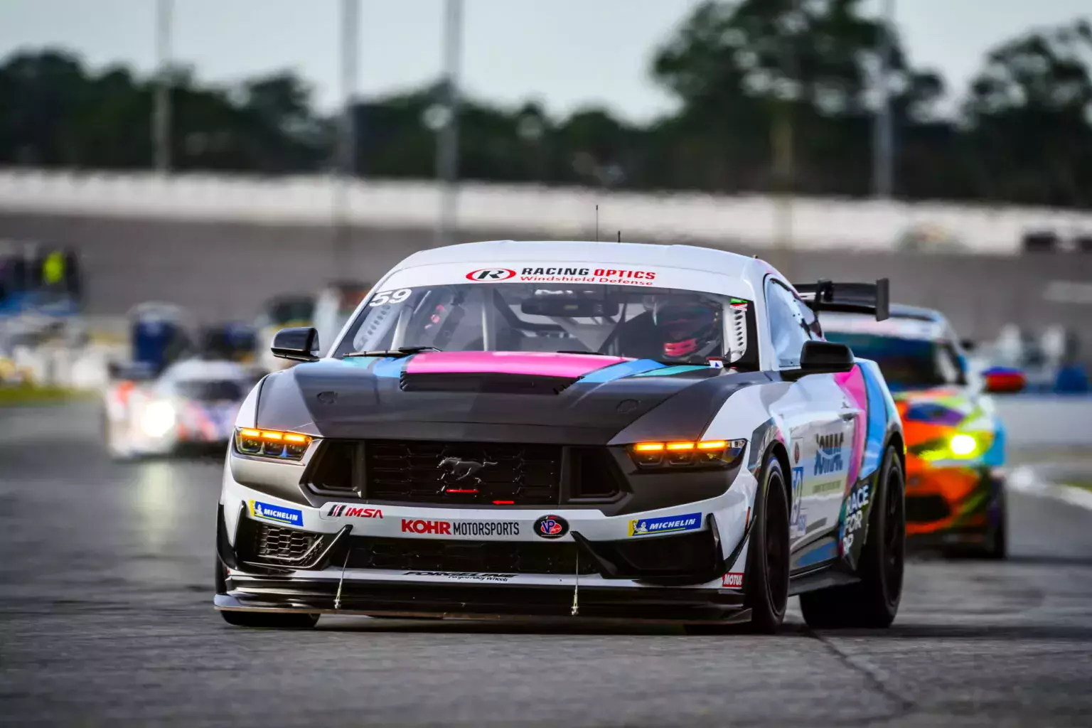 ford-mustang-silnik-v8