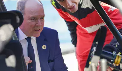 Książę Albert ogląda z Chrisem Ingramem byłą rajdówkę Kajetanowicza