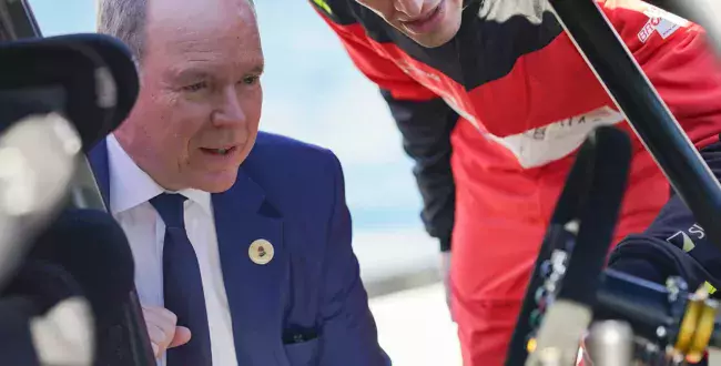 Książę Albert ogląda z Chrisem Ingramem byłą rajdówkę Kajetanowicza