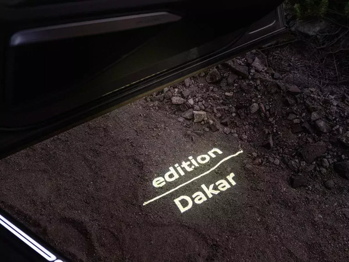 projektory w drzwiach z napisek Edycja Dakar