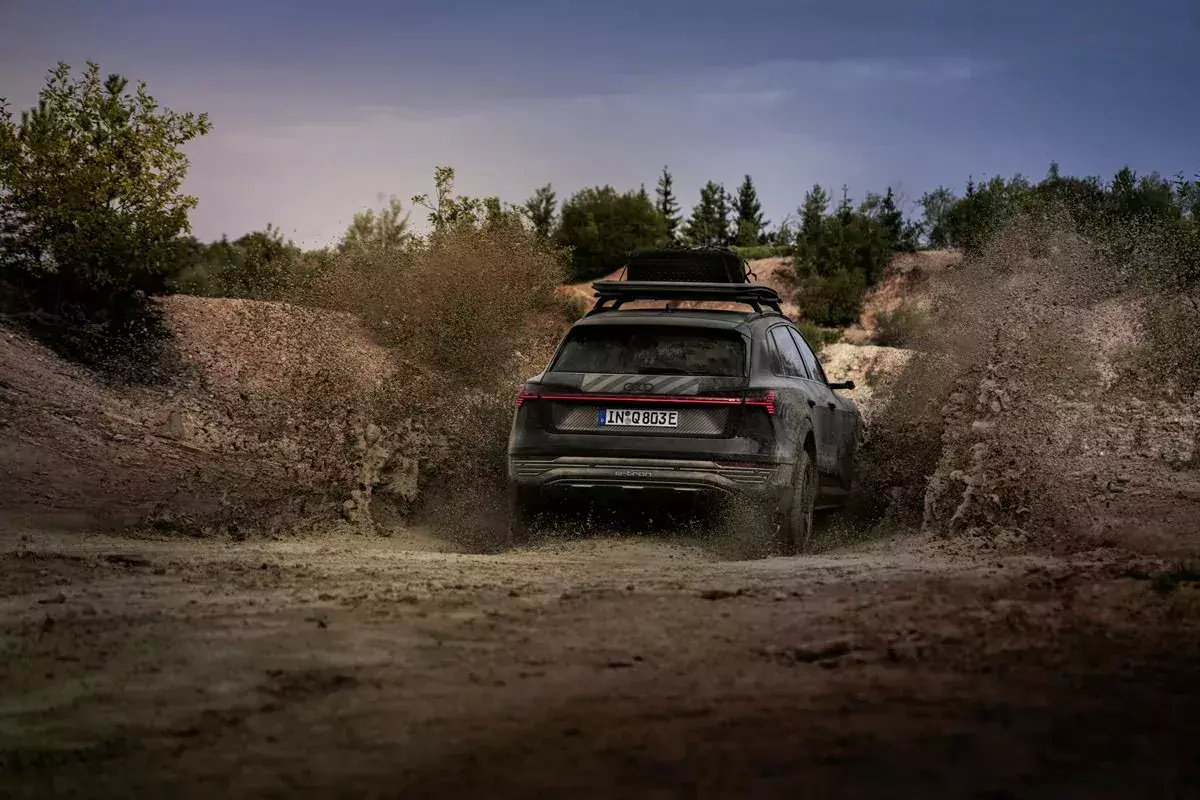 q8 etron dakar mythos black