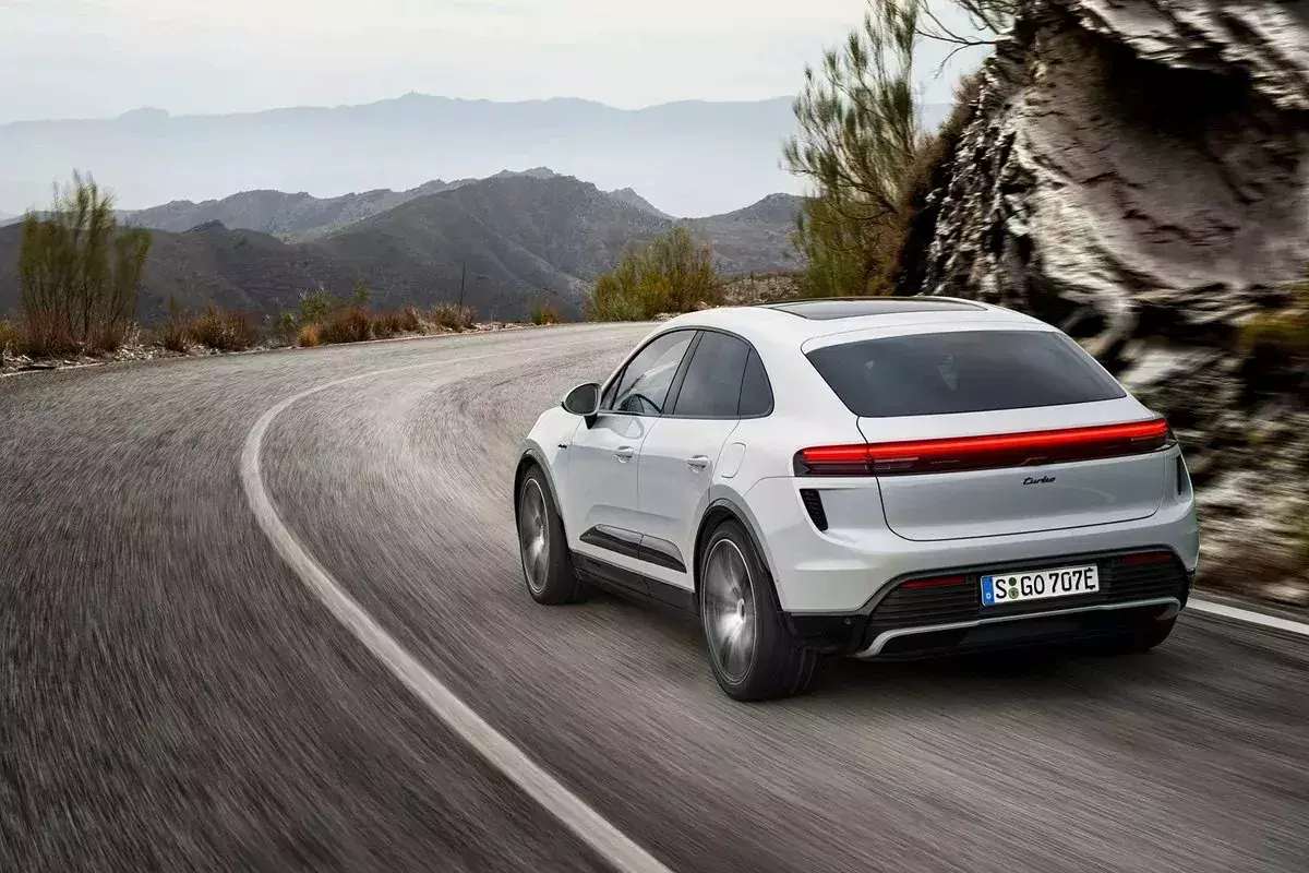 tył nowego Porsche Macan 2024 EV