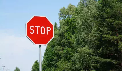 STOP – jeden z najważniejszych znaków drogowych. Mimo to wielu kierowców wciąż go nie przestrzega