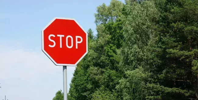 STOP – jeden z najważniejszych znaków drogowych. Mimo to wielu kierowców wciąż go nie przestrzega
