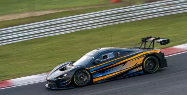 Timo Glock w DTM, rozmawia z zespołem McLarena fot. McLaren